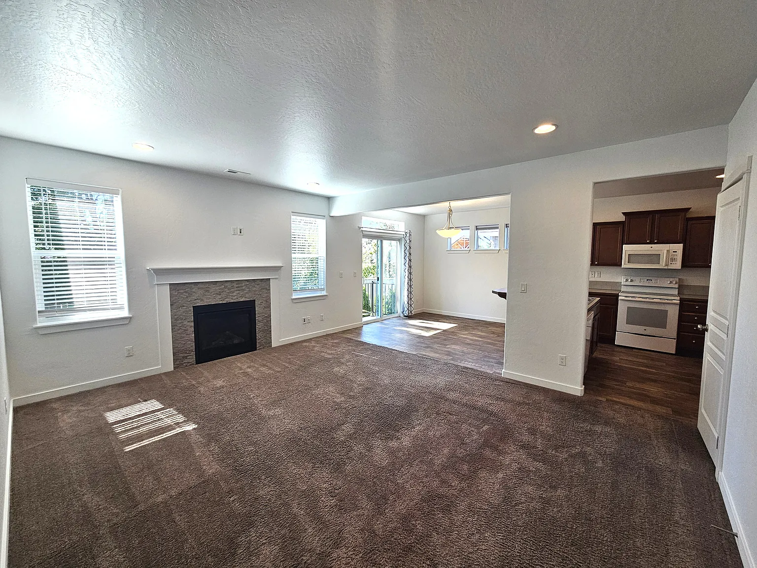 4 bed, 2.5 bath, 1930 sqft, $2,450 — Photo 4