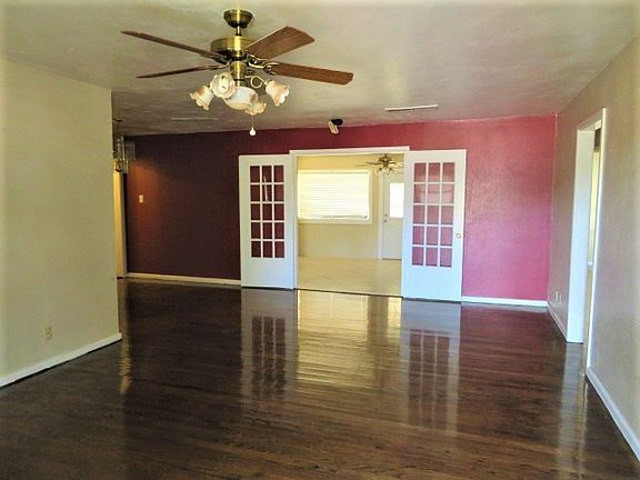 4th image of 1301 Parker Dr