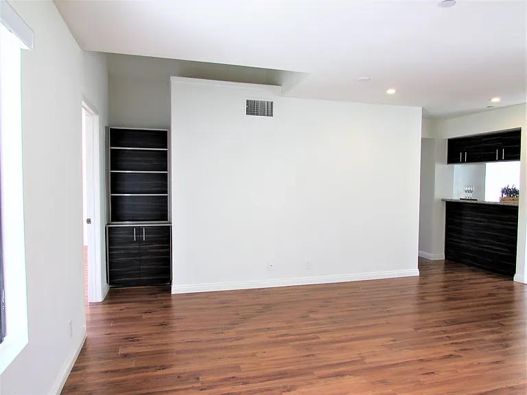 1141 N Columbus Ave — Photo 20