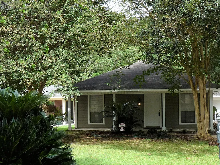 8585 Barnett Dr — Photo 1