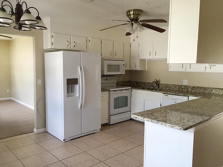 401 Crystal Ln — Photo 3