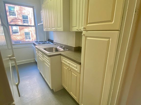 3rd image of 1 Larchmont Ave #813D