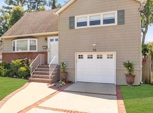 16 Columbia Pl, Merrick, NY 11566