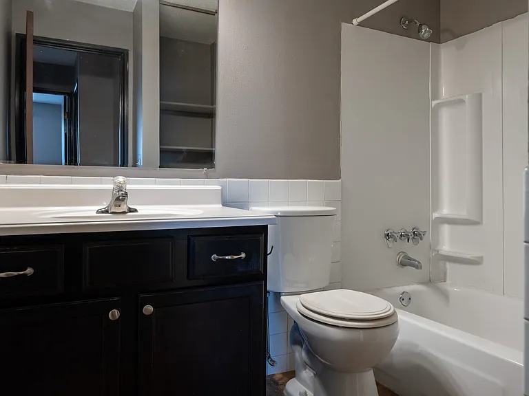 Roseville, MN Rosedale Estates Apartments | Bathroom