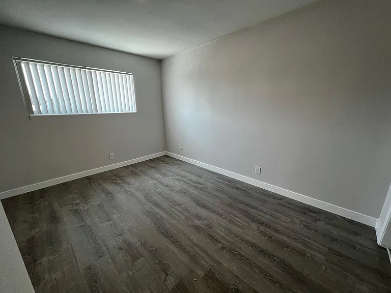 429 W Elk Ave #B — Photo 12