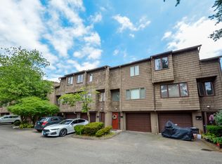 27 Towne House Rd #27, Hamden, CT 06514