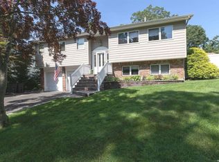 5 Harding St, Smithtown, NY 11787