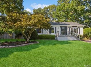 17 Pennant Dr, Mastic Beach, NY 11951