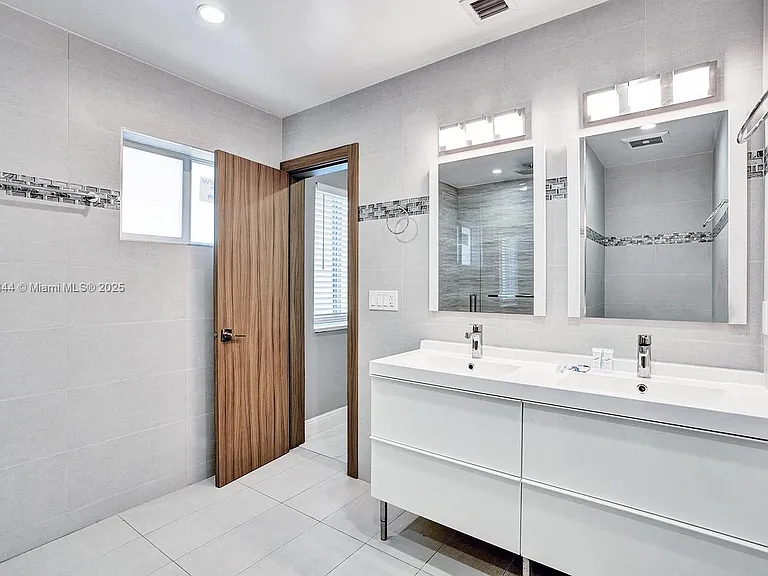1301 Rodman St — Photo 22