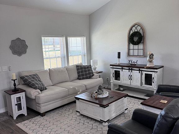 3rd image of 803 Robin Road Road