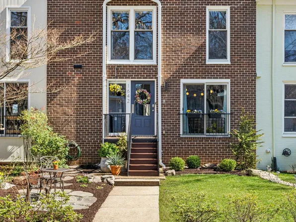 1642 Wainwright Dr, Reston, VA 20190