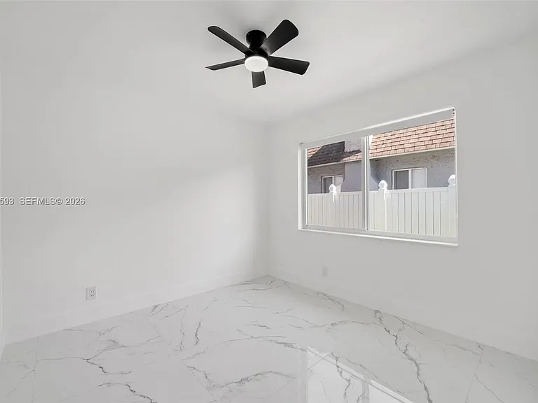 253 SW 4th St — Photo 9