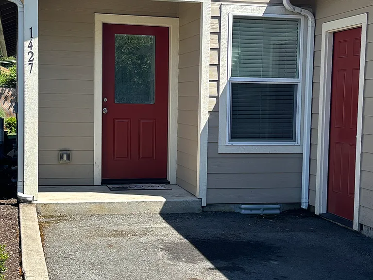 1427 Playford Ln — Photo 2