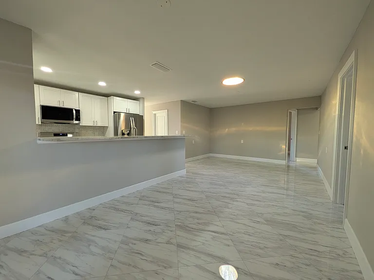 5523 Venetian Blvd NE — Photo 8