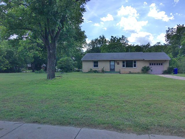 2nd image of 1017 Connelly Ln