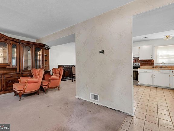 3rd image of 10815 Garnet Dr
