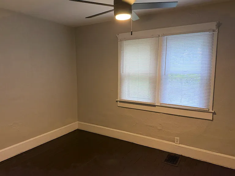 Bed 3 (1 big closet)