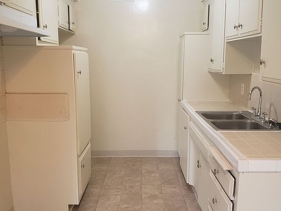 3rd image of 107 E Buckthorn St APT 1