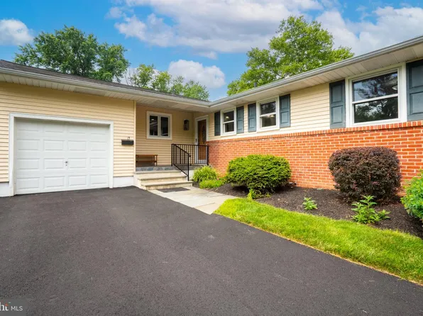 19 Burning Tree Ln, Lawrence, NJ 08648