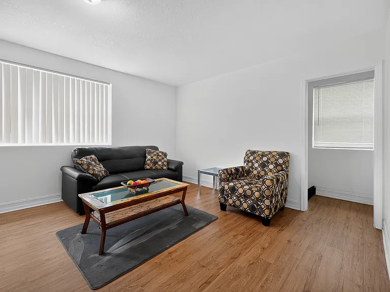 1403 W 22nd St — Photo 2