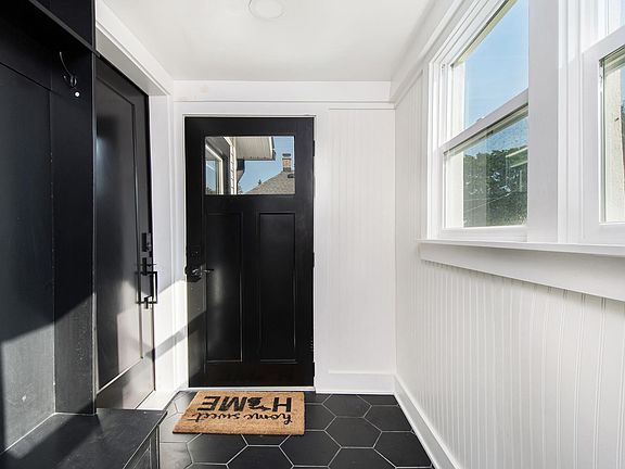 4th image of 2931 Botsford Ave NE