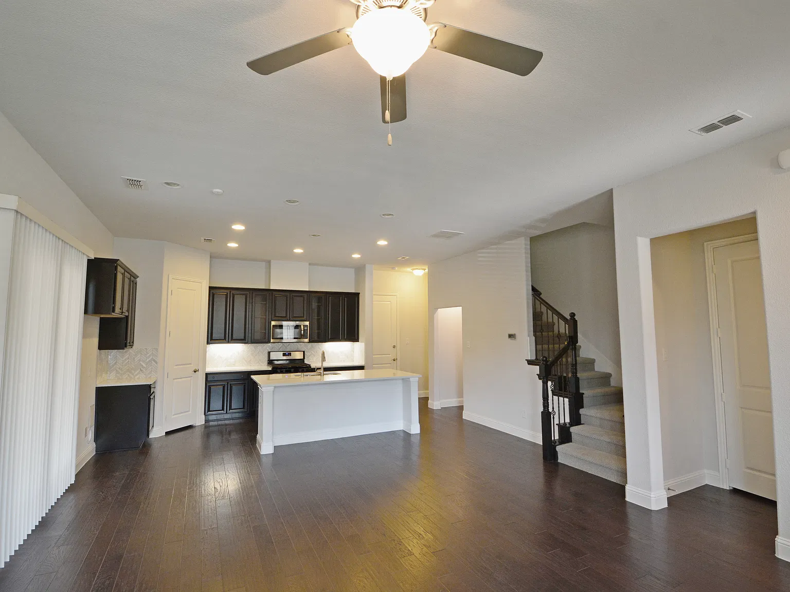 3 bed, 2.5 bath, 1913 sqft, $2,680 — Photo 4