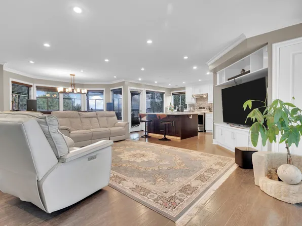 3054 Daybreak Ave, Coquitlam, BC V3C 2G4