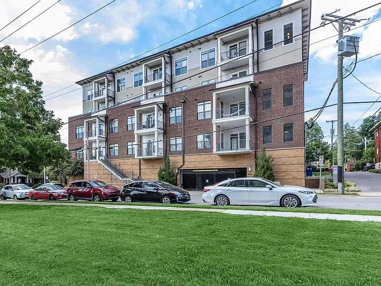 1810 Belcourt — Photo 47