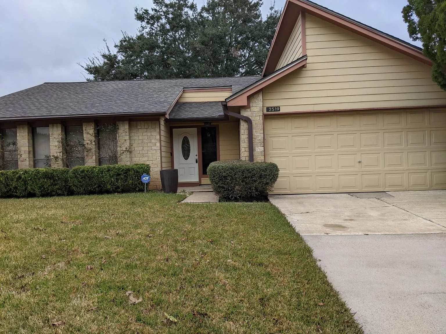 3 bed, 2.0 bath, 1710 sqft, $2,050 — Photo 2