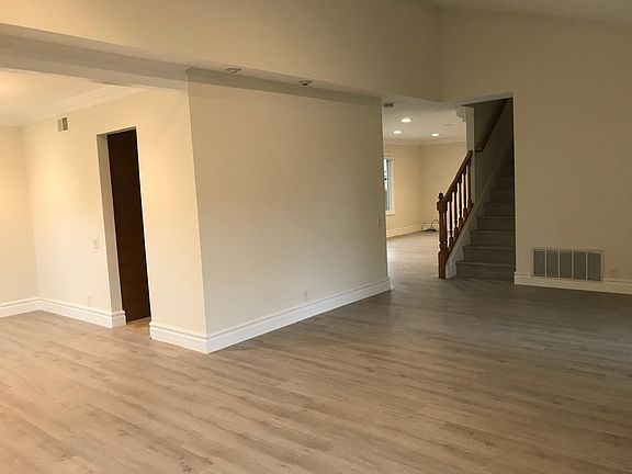 3rd image of 3022 Helen Ln