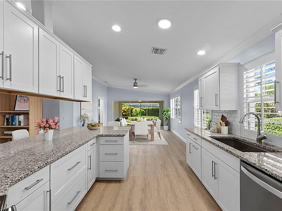 4th image of 5785 Drummond WAY