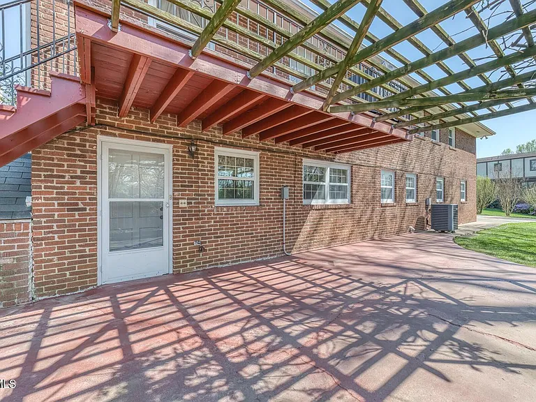 908 Meadow Ln — Photo 37