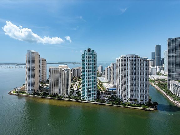 3rd image of 325 Biscayne Blvd #3915