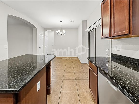 4th image of 868 W Basswood Ave