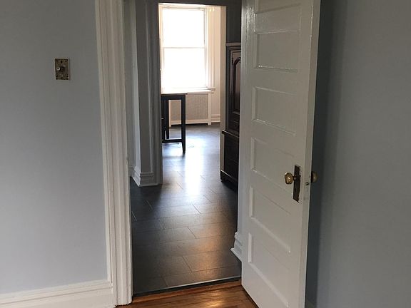 4th image of 10 Gould Pl APT 1