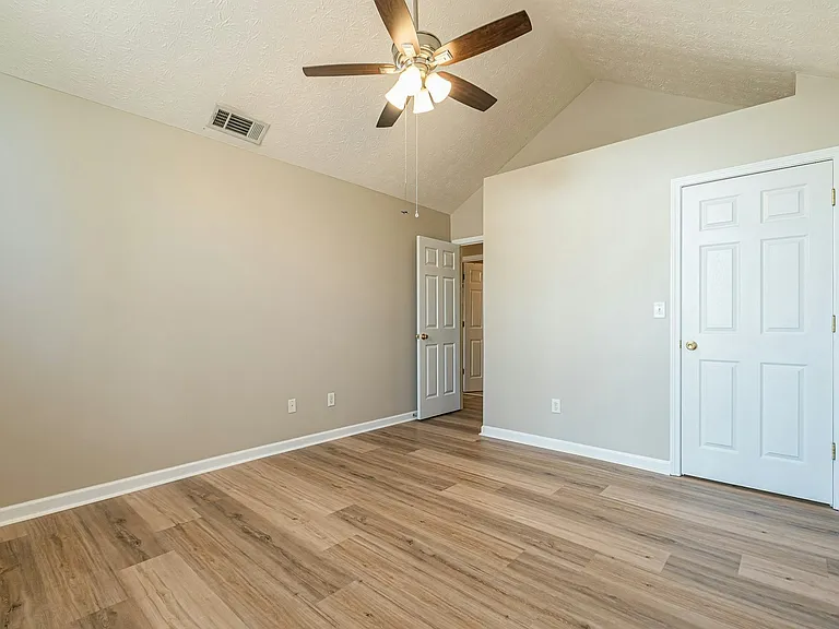 5755 Lakeview Cir — Photo 32