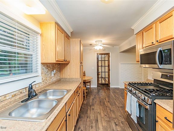 3rd image of 13959 Delaware Dr
