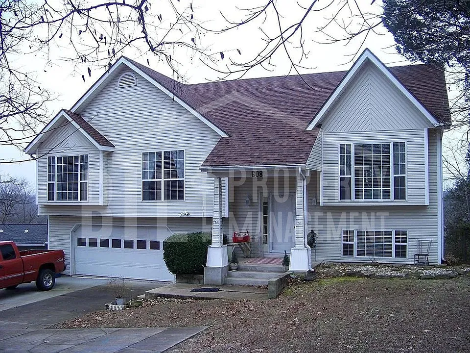 608 Cliff Dr
