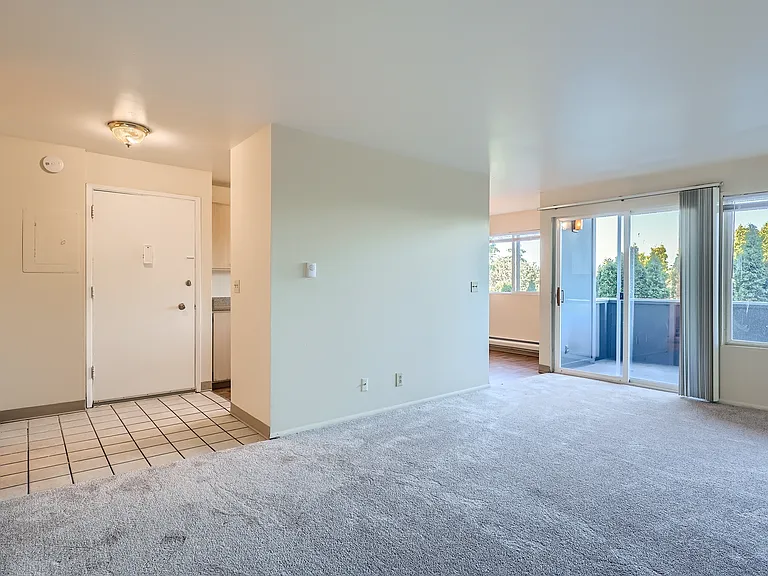 Sunset View Apartments — Photo 16