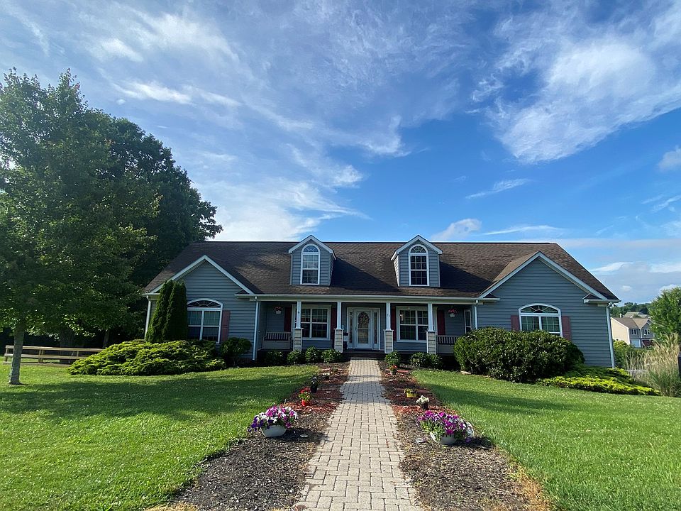 1st image of 75 Lynn Dr