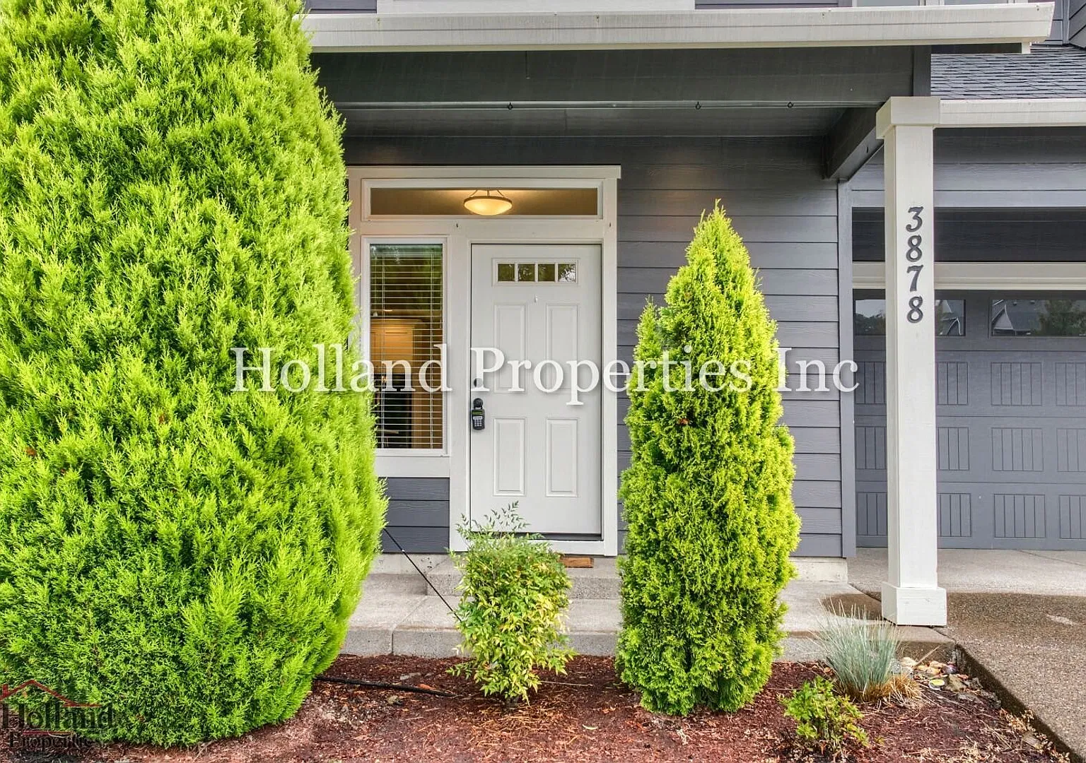 Spacious 5-Bedroom Newberg Home with Expansive Backyard, Large Garage & Deck — Photo 3