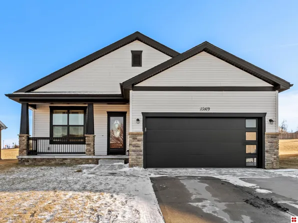 15809 Young Cir, Bennington, NE 68007