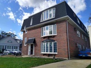 324 E Burlington St #3, Riverside, IL 60546