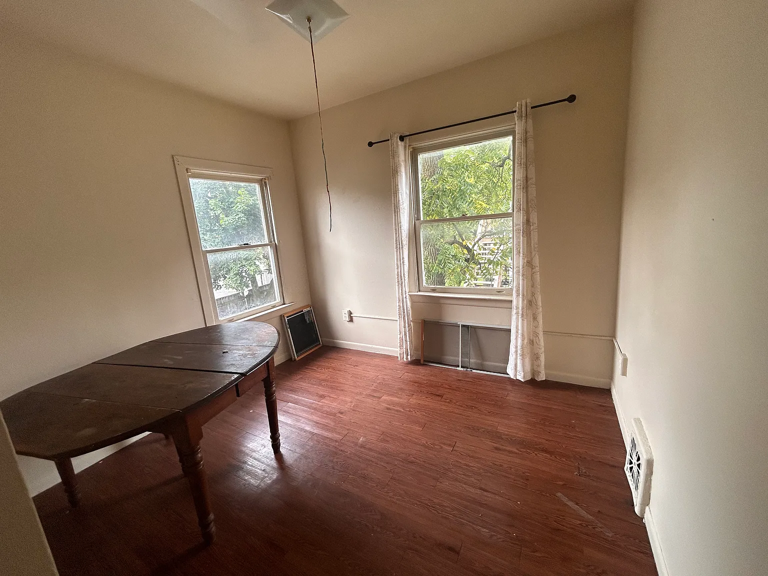 5 bed, 1.5 bath, 2880 sqft, $1,700 — Photo 4