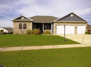 213 Golden Eagle Dr, Valparaiso, IN 46385