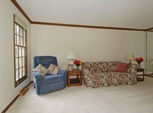7N148 Weybridge Dr, St Charles, IL