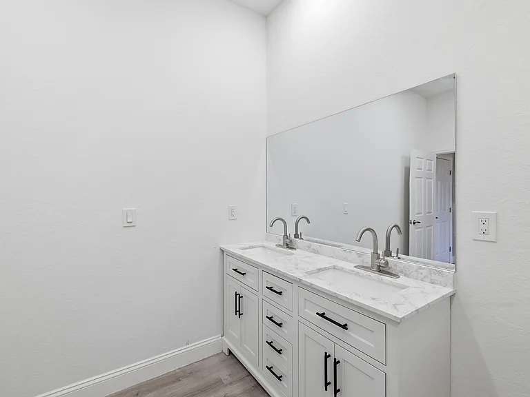 825 Carbon St E — Photo 30