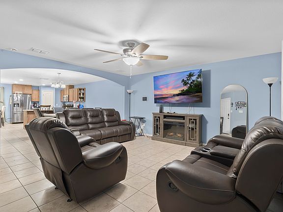 3rd image of 4418 Peacock St
