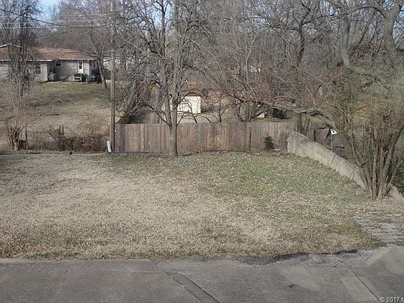 3rd image of 1609 SE Washington Blvd