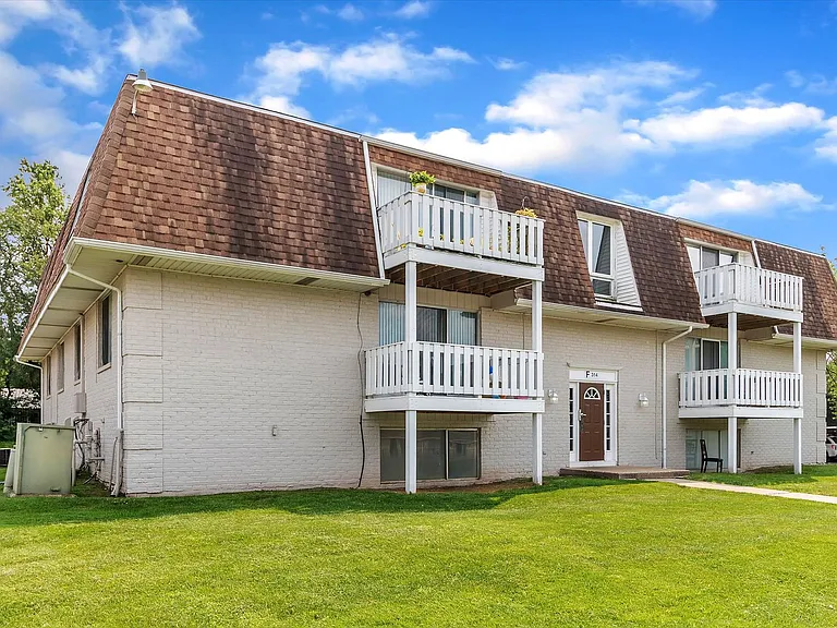 Country Club Park Apartments (320 S. Drake LLC) — Photo 18
